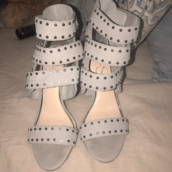 SUPER CUTE Jessica Simpson grey heels with studs - Picture 1 of 3